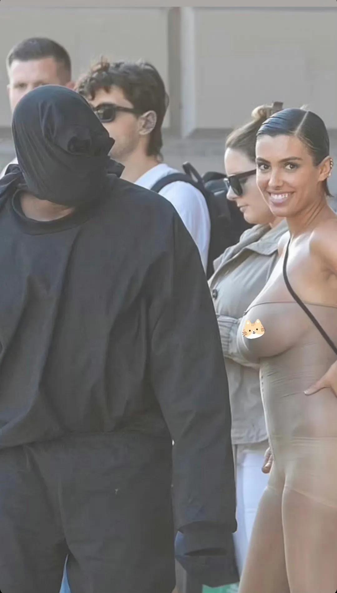 #娱评大赏#侃爷和媳妇从意大利转移德国！

在德国的街道上侃爷和媳妇Bianca