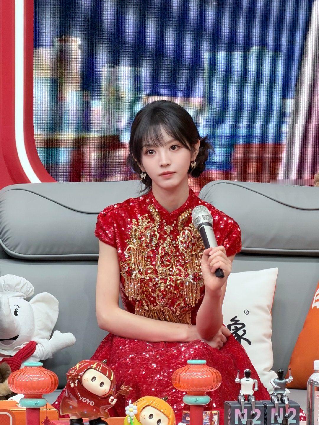 田曦薇    田曦薇首登央视春晚 甜妹驾到！红裙卷发美如年画娃娃，歌声元气满满～