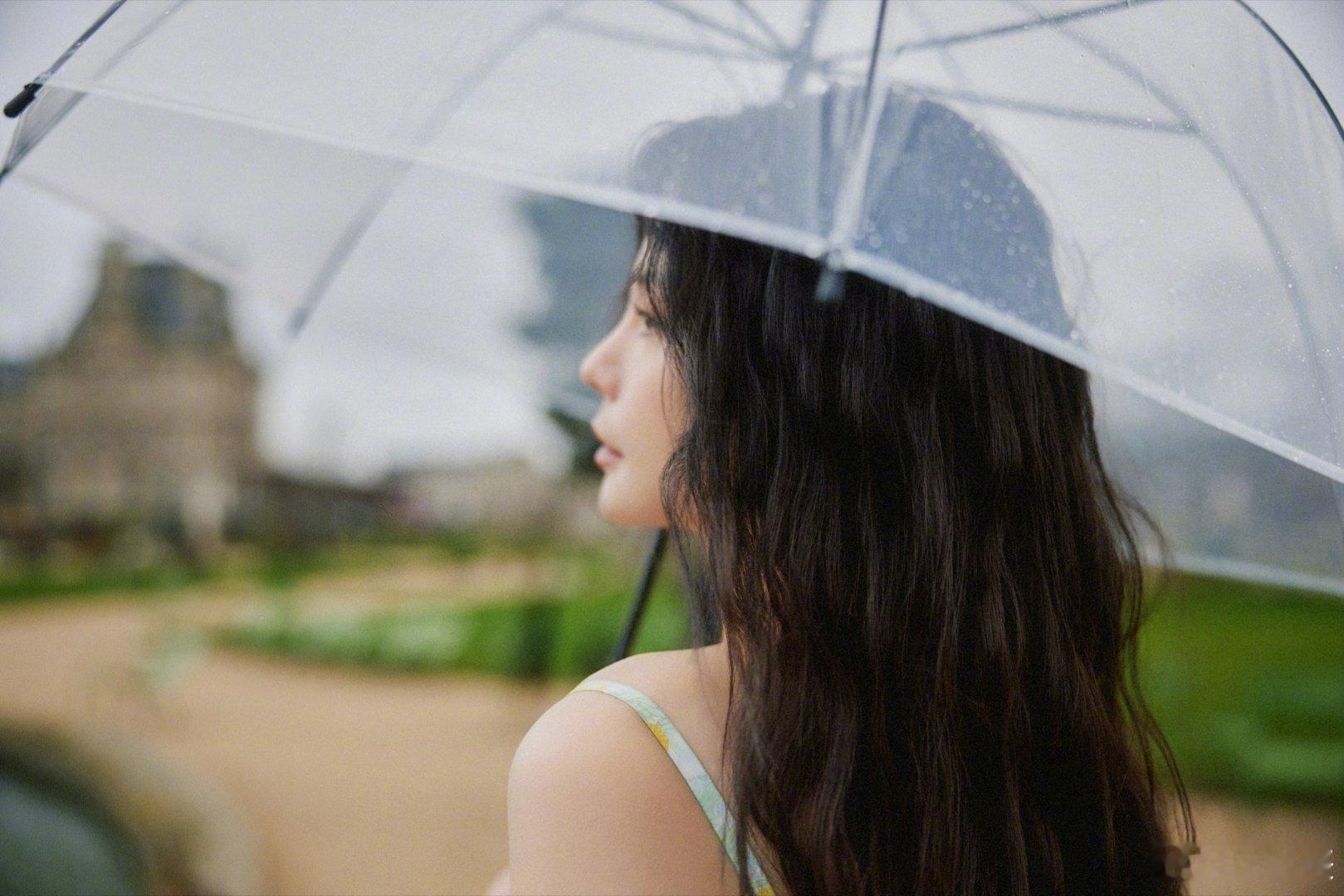 #沈梦辰法式羊毛卷##沈梦辰冻红妆# 发博“在巴黎被冻到过敏的一天[微风]”法式