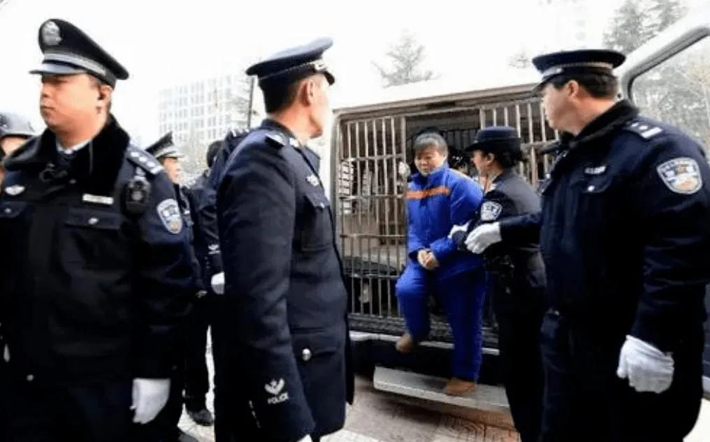 2014年，陕西妇产科主任张素霞，因拐卖26个婴儿，被判处死刑。然而，临死前她不