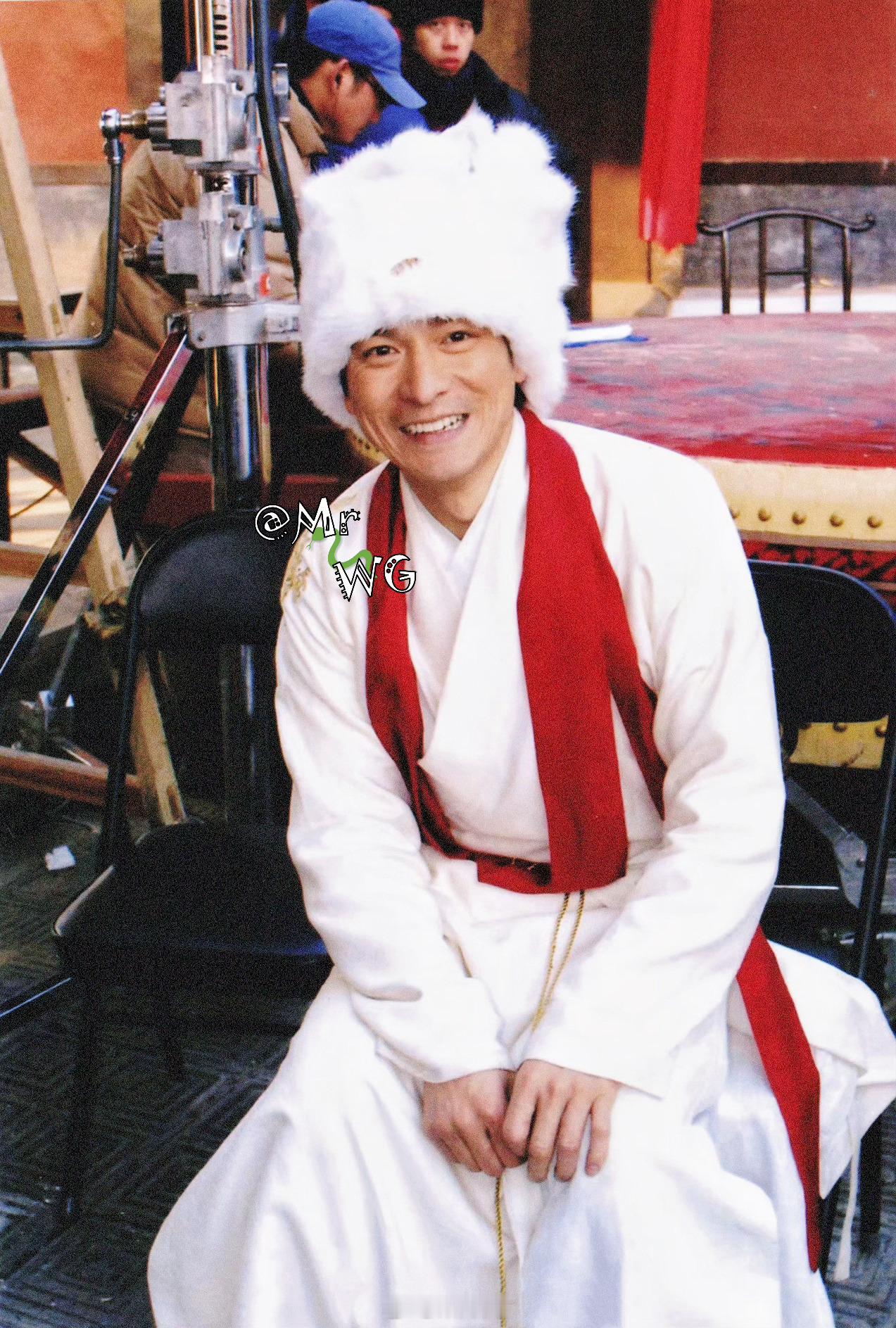 刘德华独家扫描 哎呀哪里来的雪袍红巾的美男子呀！2002年底，刘德华刘德华 在【