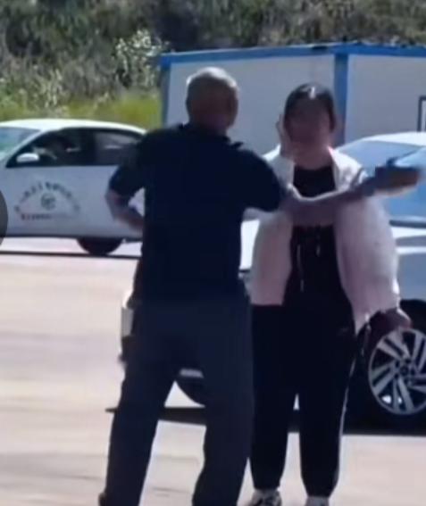这样的女孩太可怕了！内蒙，一位 20 岁左右的女孩去驾校学车，刚开始练车时，她就