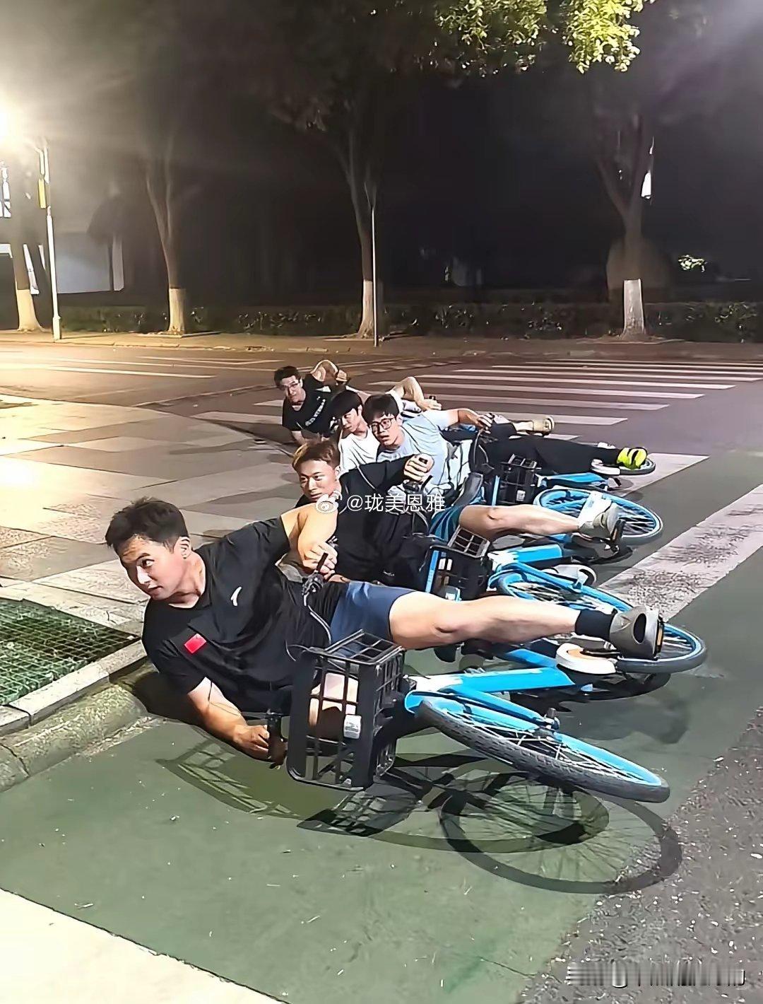 挑战张雪机车53号瓦伦丁·德比斯极限压弯，我们是认真的！ 