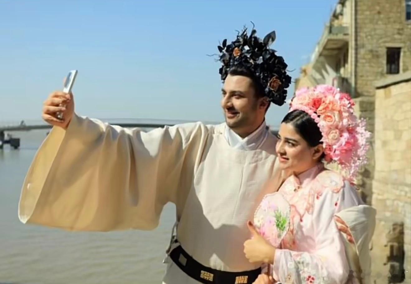 外籍友人邂逅台州渔火里的东方绮梦温岭石塘里箬村融泉州簪花非遗与渔家风情，青瓦石屋