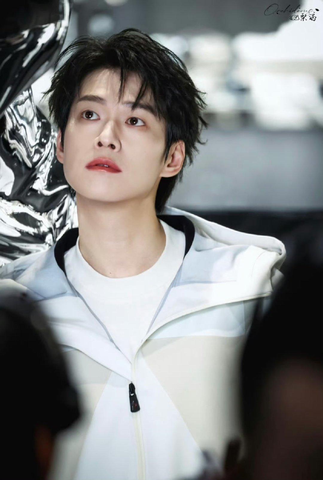 杨迪零帧起跳看懵魏大勋杨迪你是懂整活的！对着大勋零帧起跳，这波骚气溢出屏幕了 