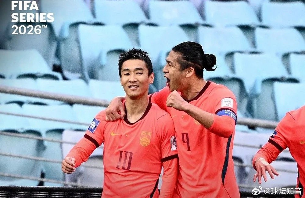 国足在近日的FIFA系列赛中2-0击败库拉索，媒体人马德兴表示新的国足迎来后浪推