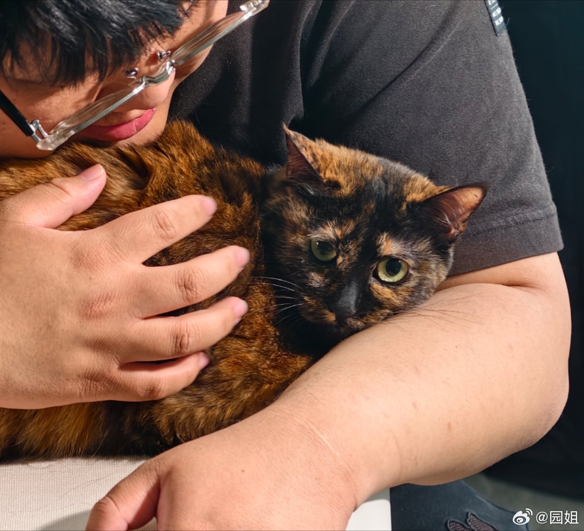 工作室新来的模特，胆子比较小[挖鼻] ​​​