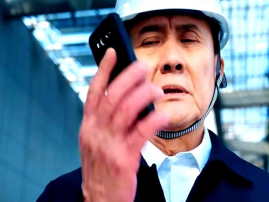 《罚罪2》里弘沐寿那通电话，看得人后背发凉。

破工地上，他抖着手拨给平日里当活