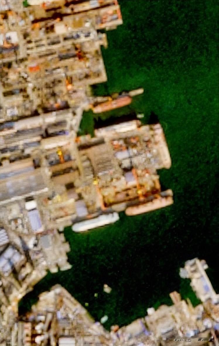 前面右侧有比较明显变化，应该是加高到了与舰体相当的高度，距离甲板只有一步之遥。左