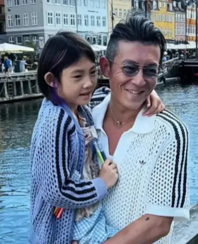 43岁的陈冠希与其年轻时小鲜肉的颜值相比，多了岁月的痕迹 