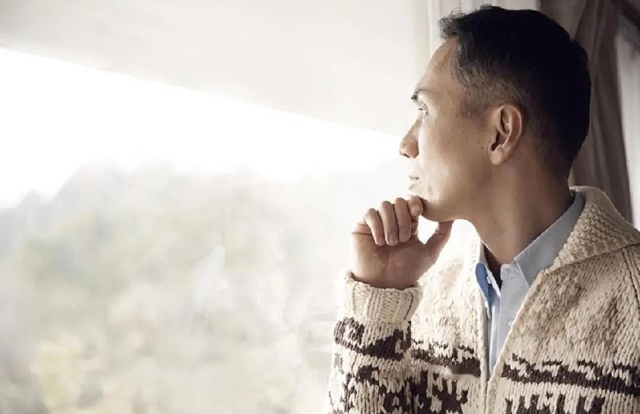 女人离异，在本市的超市里上班期间，认识了一个外地过来跑销售的男人，并接受了男人的