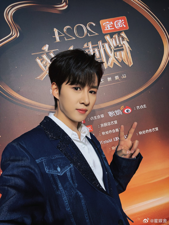 卓沅2025继续加油  卓沅呀呼小沅儿来啦  哇哦，卓沅微博之夜的奖杯是他努力的