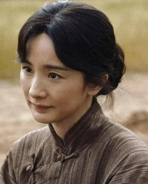 🌾杨幂素颜增重 演活宁绣绣我以前总觉得杨幂是流量，《生万物》让我改观。提前4个