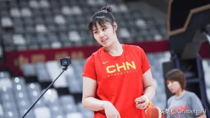 中国女篮球员李月汝在稍早前的个人直播中透露，自己将收购一支欧洲的女子篮球队，目的
