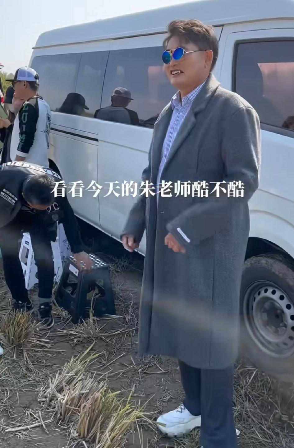 我有一个想法:拉赞助拍一部《大衣哥朱之文传奇》，就找周润发来饰演大衣哥！因为大衣