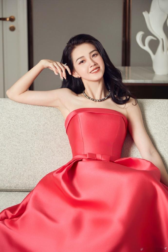 明媚大红裙成为郭宇欣第二套红裙 look 的核心，设计上兼顾时尚感与舒适度，色彩