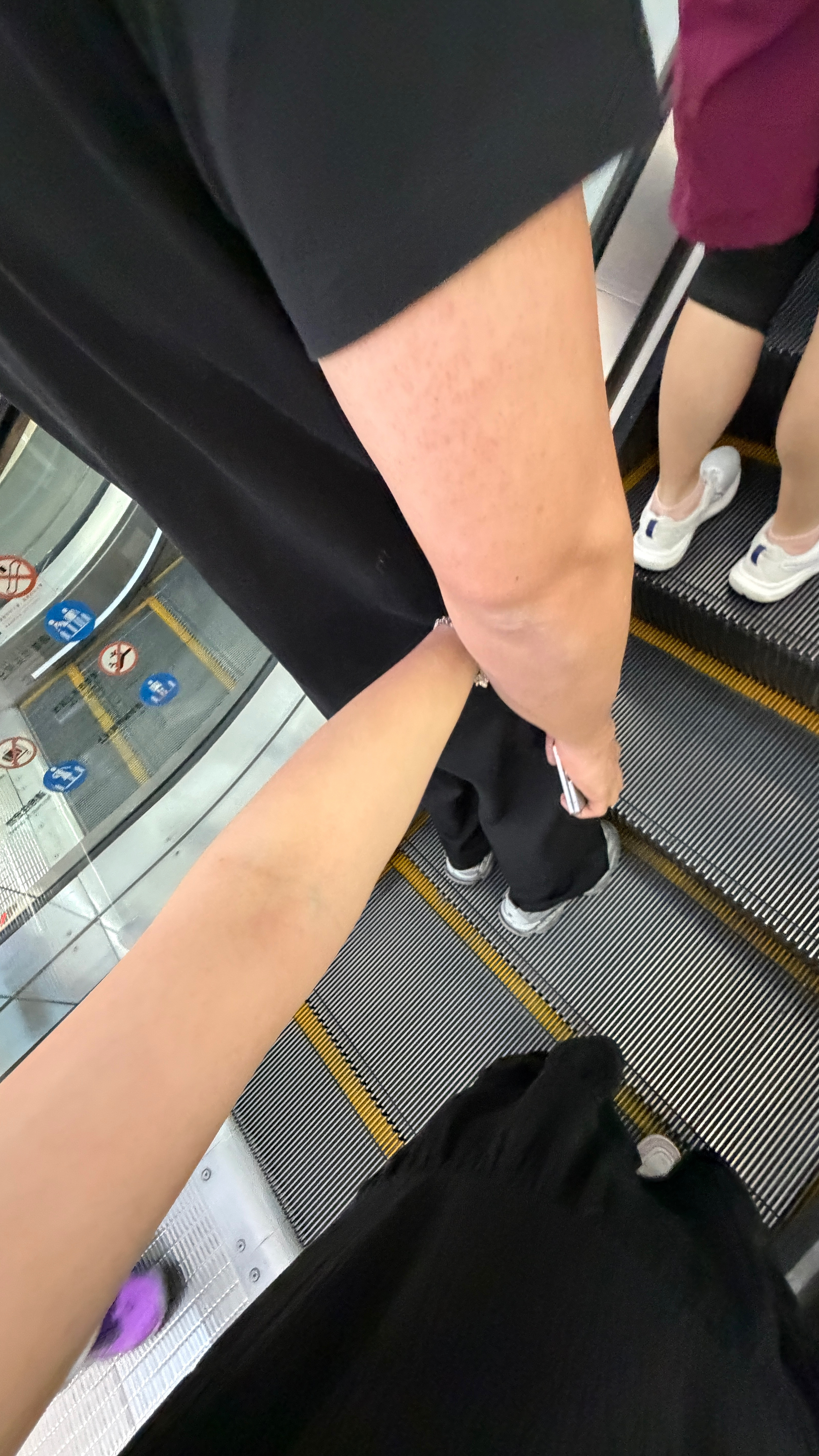 睡是分床的，手还是要牵的。 