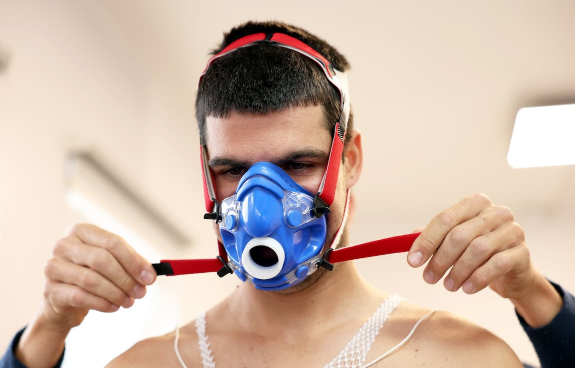 阿尔卡拉斯进行体侧，其中一项是最大摄氧量（VO2 Max）测试，用于测量身体在高