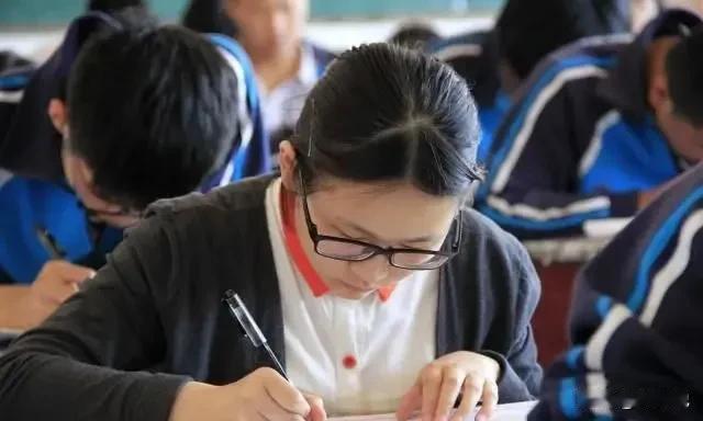 “真的心如死灰！”一位妈妈哭诉，她说女儿中考考到区重点高中，没指望她考985、2
