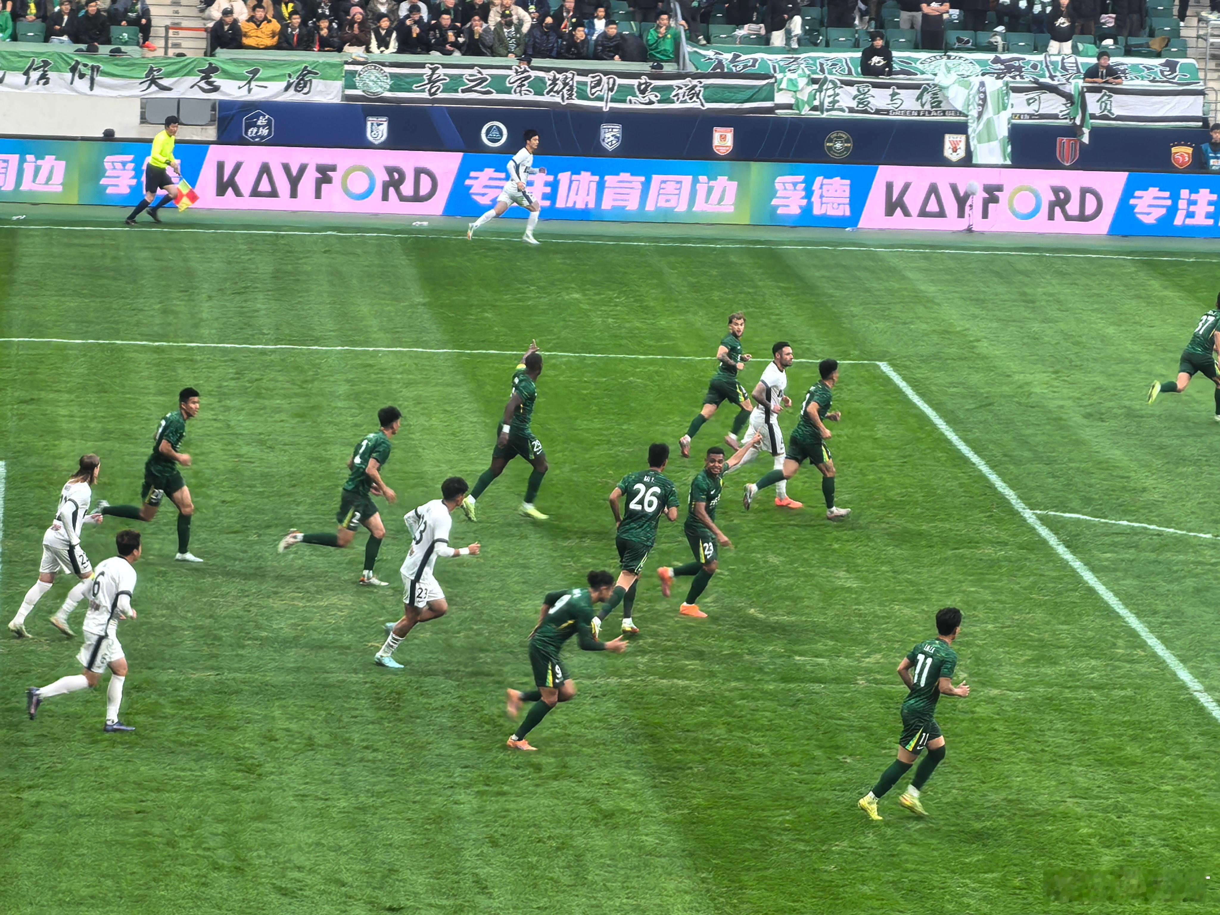 防守定位球的时候，法比奥今天是恩加德乌，郭全博今天变成了那些年的郭全博。 