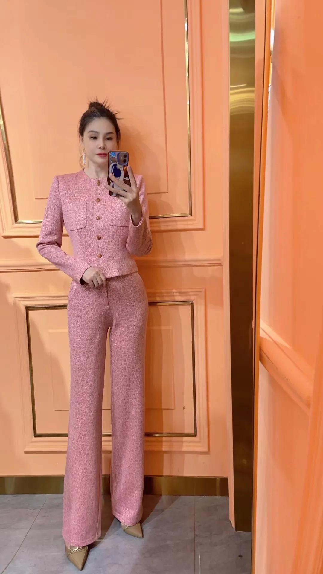 你发现没？女人退休以后，就不想再买贵的衣服了。

邻居在供电局上班，工资高，单位