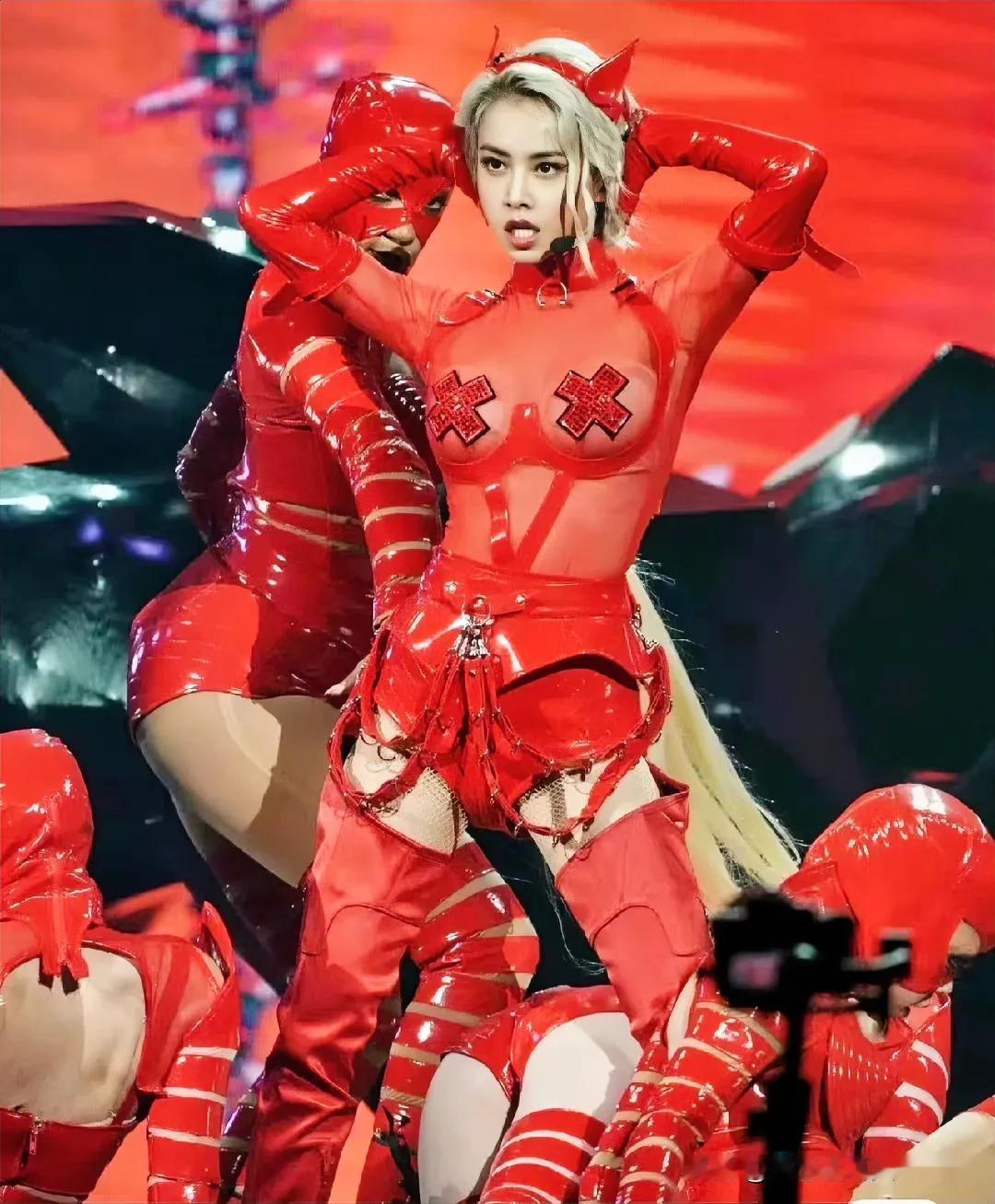 蔡依林演唱会穿成这样，歌能听的进去吗？