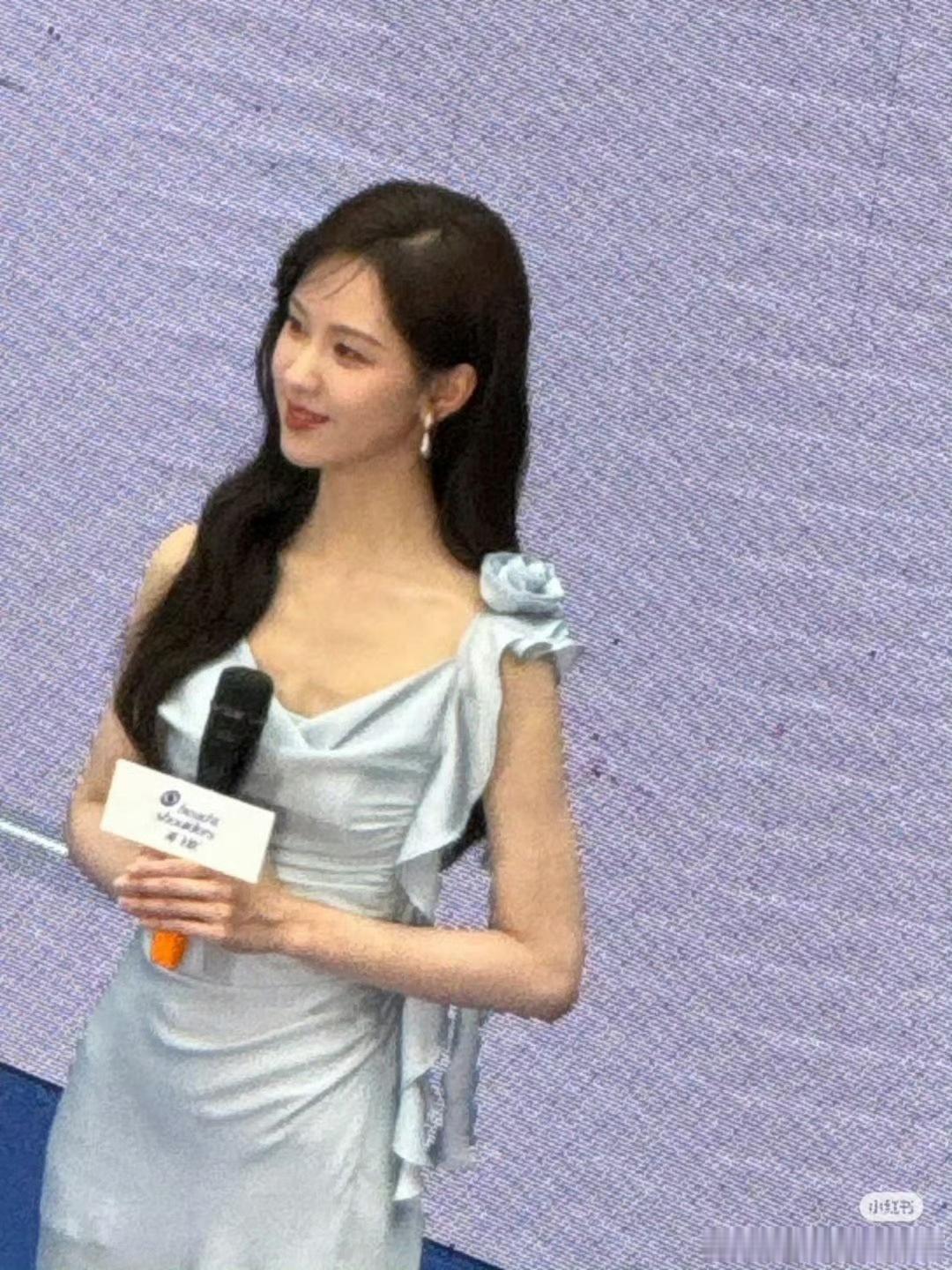 陈都灵蓝玫瑰长裙陈都灵丝绸长裙陈都灵蓝玫瑰长裙，好美的嘟嘟，[送花花][送花花]
