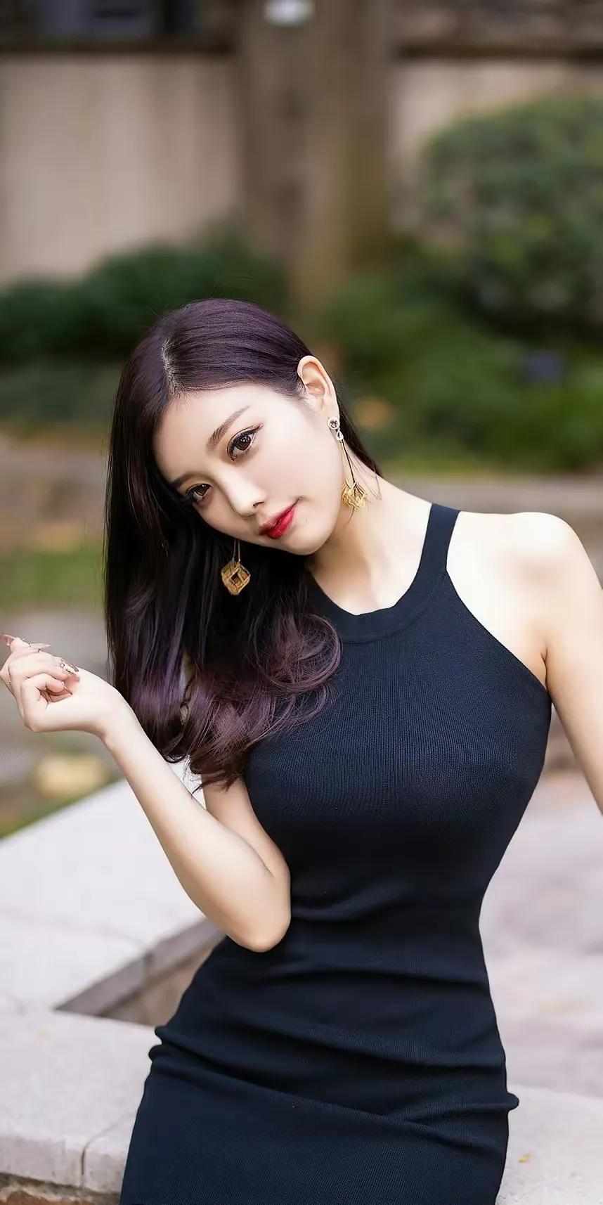 女神晨晨，黑色长裙，庄严凝重