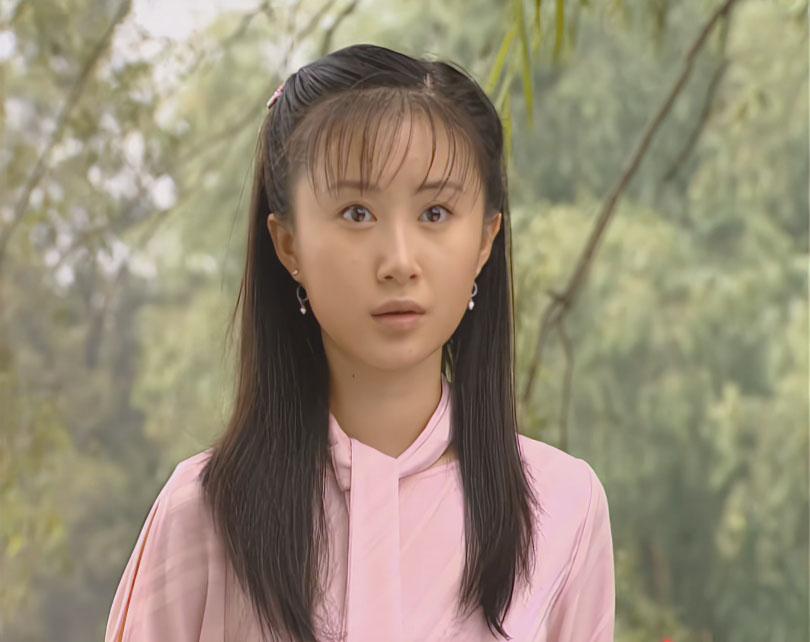 梅丽这身粉色衣服满满的淑女风，穿起来会有一种温柔知性的感觉。
#金粉世家#