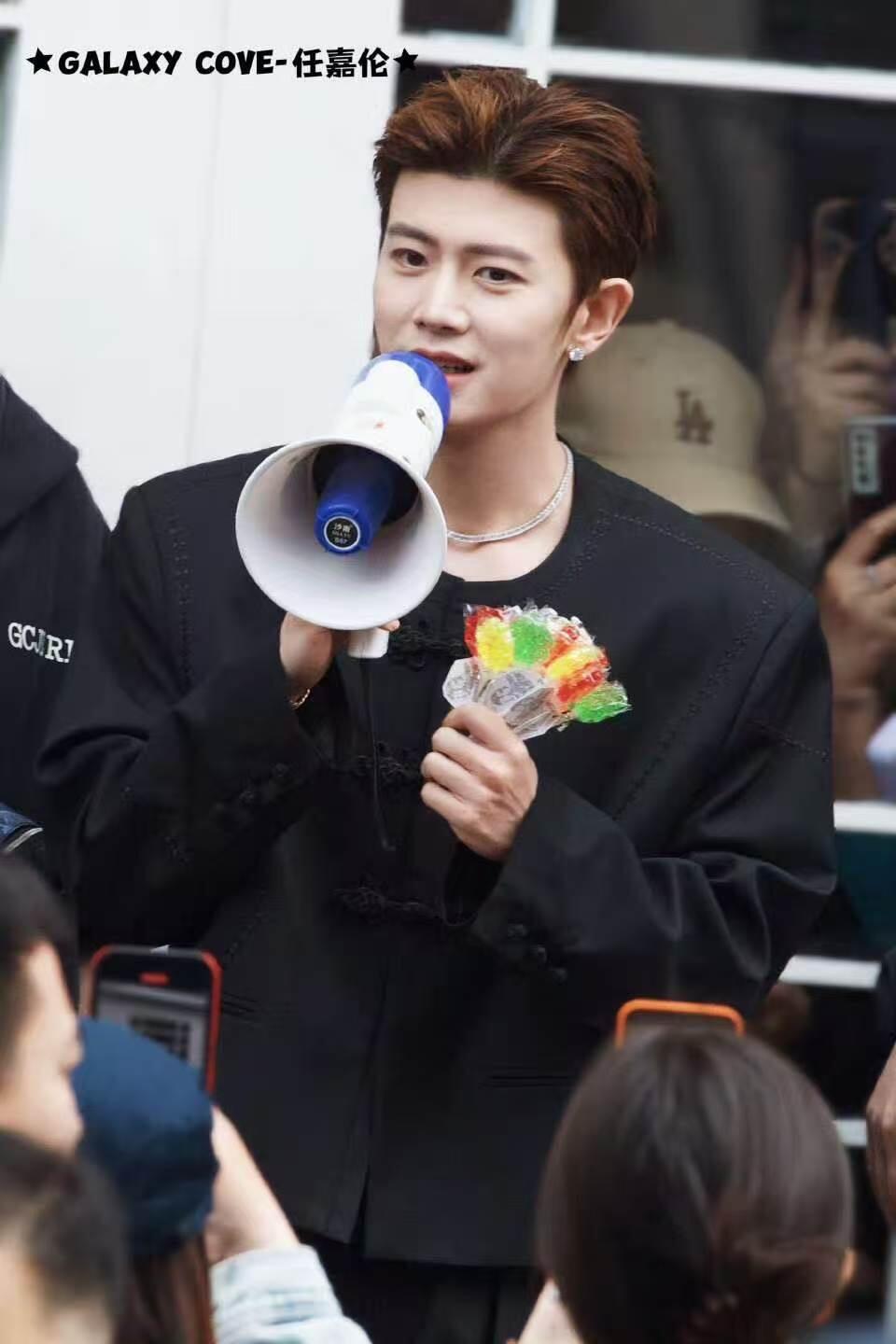 任嘉伦 个人艺术中心开业大吉！青岛早报也报道了红房子，一身新中式的超哥帅疯了，以