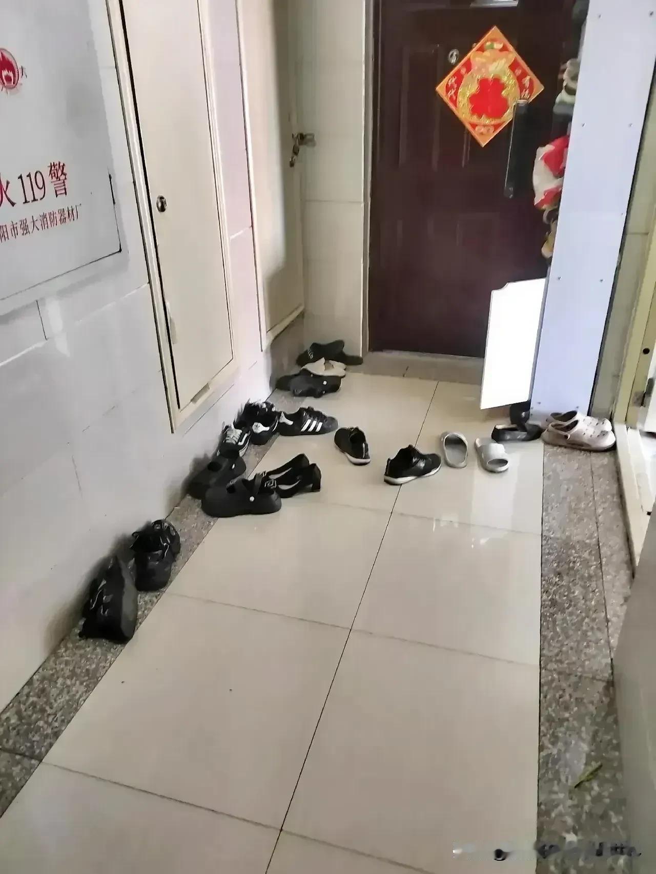 坐标辽宁省大连市旅顺口区海影街华通五期某栋1-1803，这个邻居堂而皇之地将一家