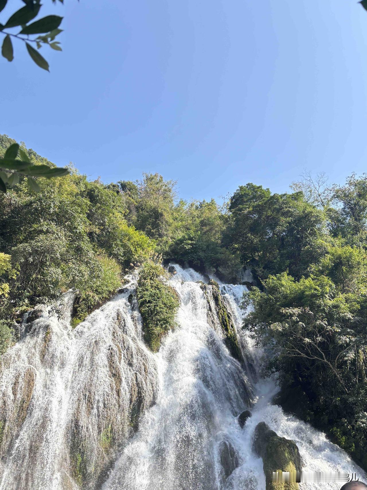感叹大自然的鬼斧神工
今天利用空闲时间来
荔波小七孔游玩了一下
碧绿的水，被称为