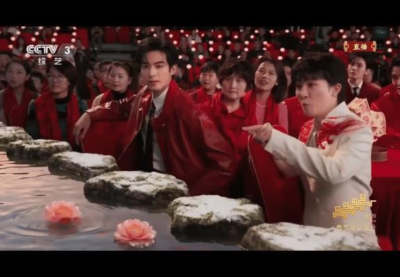 宋威龙春晚神图有了，就只是坐在那儿，一闪而过的镜头都帅得好夸张，轻轻松松抗住央视