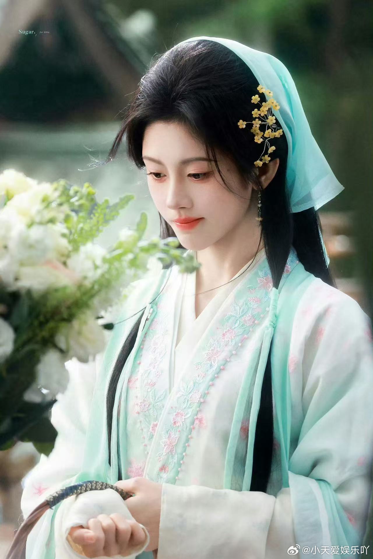 鞠婧祎西装短裤鞠婧祎OL风 这套西装短裤造型太适合日常通勤了，鞠婧祎穿起来优雅又