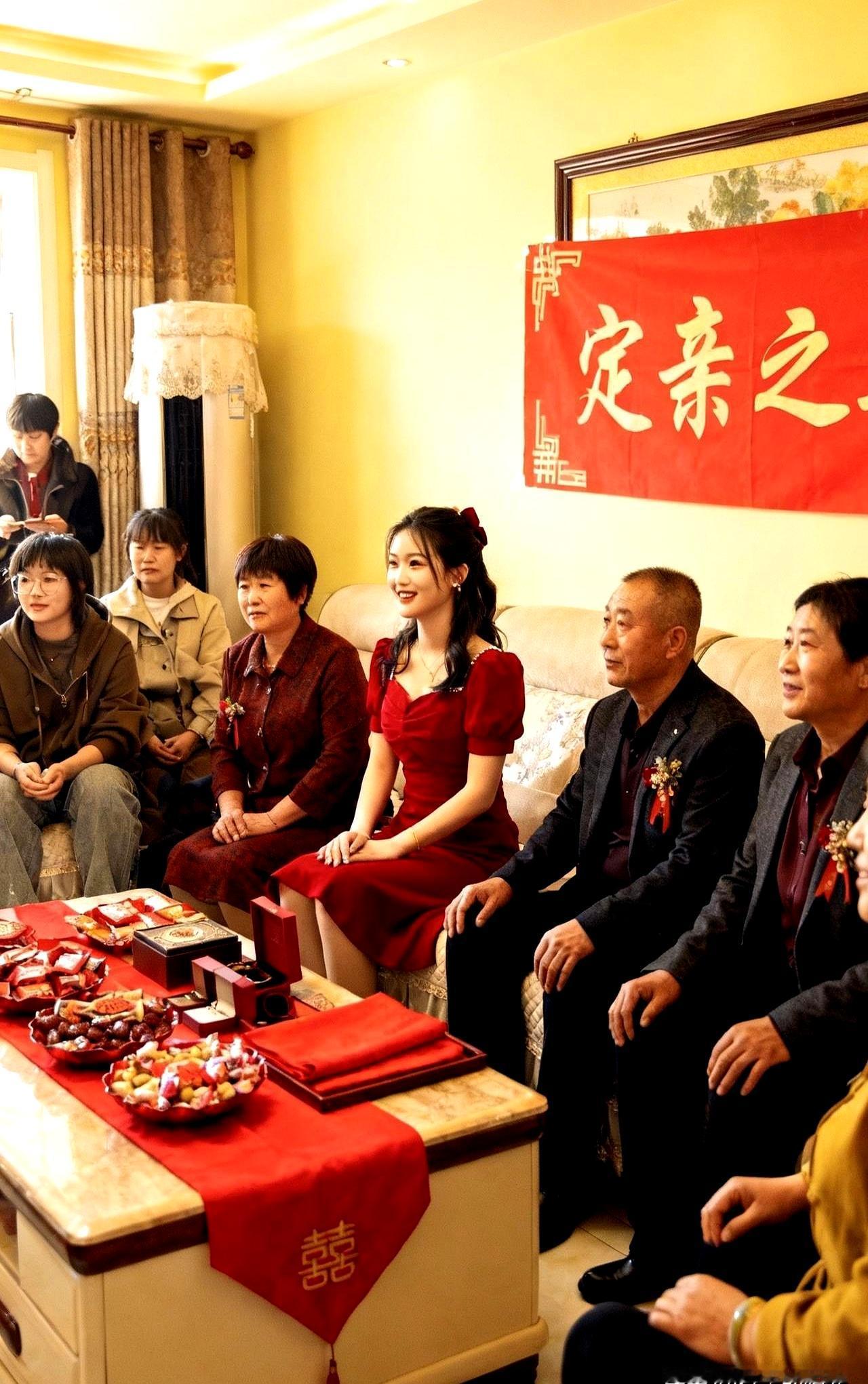 老婶子这几天饭都吃不下，闺女定亲本该是喜事，她却天天唉声叹气。
不为别的，就愁