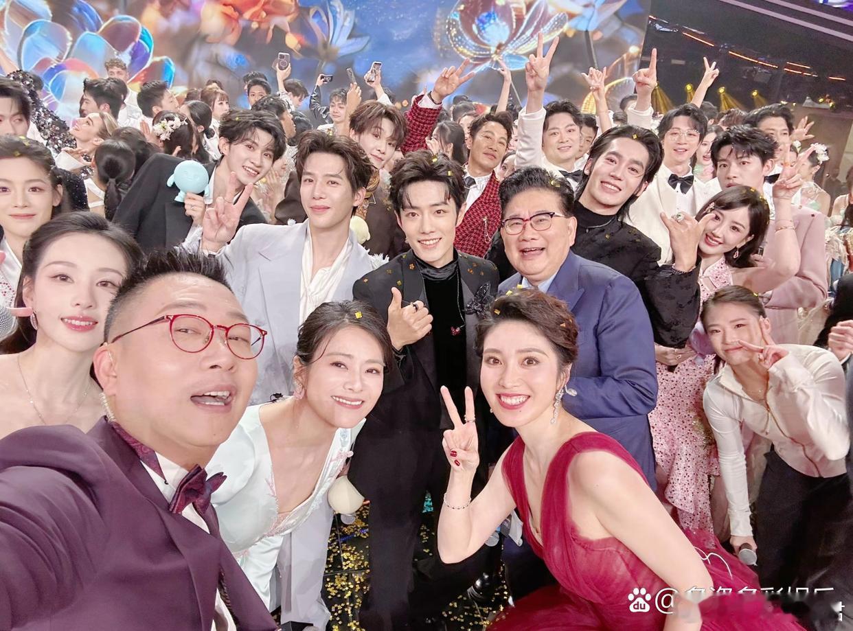 肖战好帅，在东方卫视跨年晚会大合照中，稳居C位！ 
