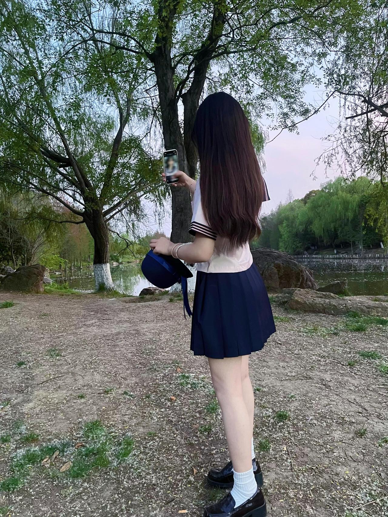 人这一辈子，

没钱和嫁错人哪个更惨？

没钱不过是日子难过，

嫁错人，是心难