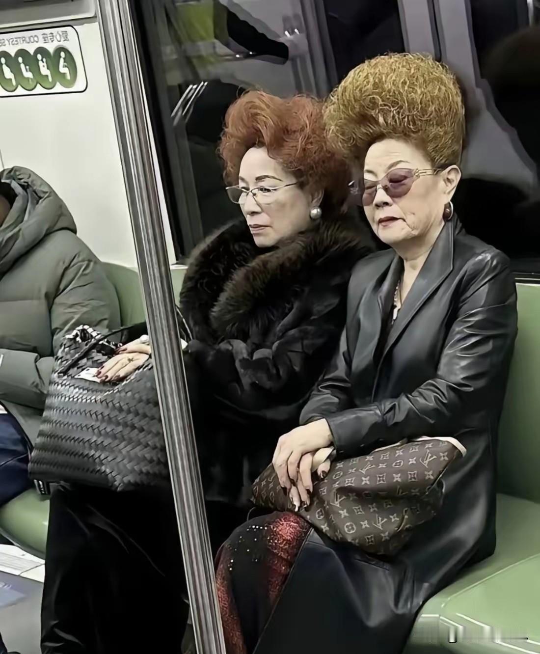 闺蜜说，这两个奶奶真是勇气
一般人驾驭不了这个发型。