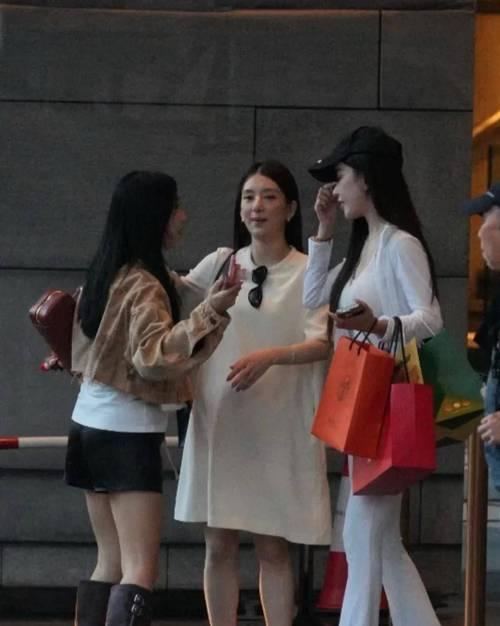 2025年12月，方媛在社交平台晒出月子中心照片，透露三胎顺产且产后体重恢复至9