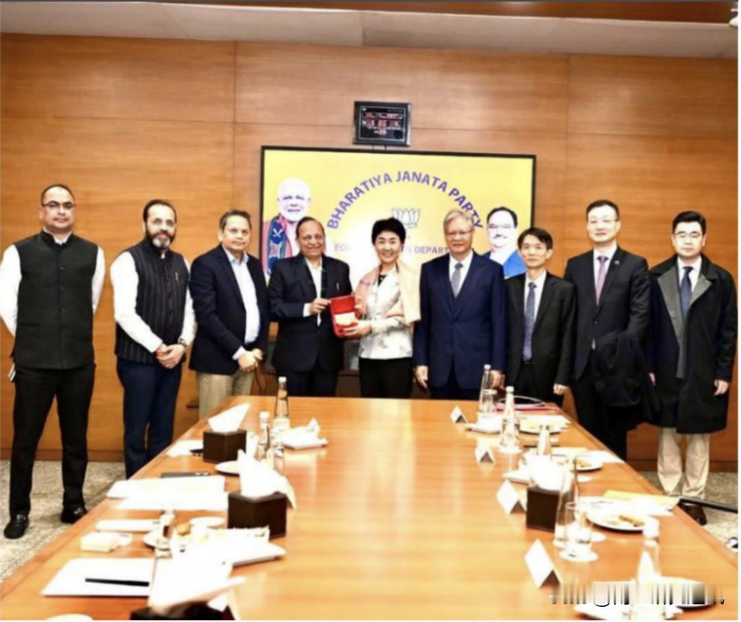 《印刷报》1月13日报道，印度国大党就“中联部副部长孙海燕访问印人党总部”一事批