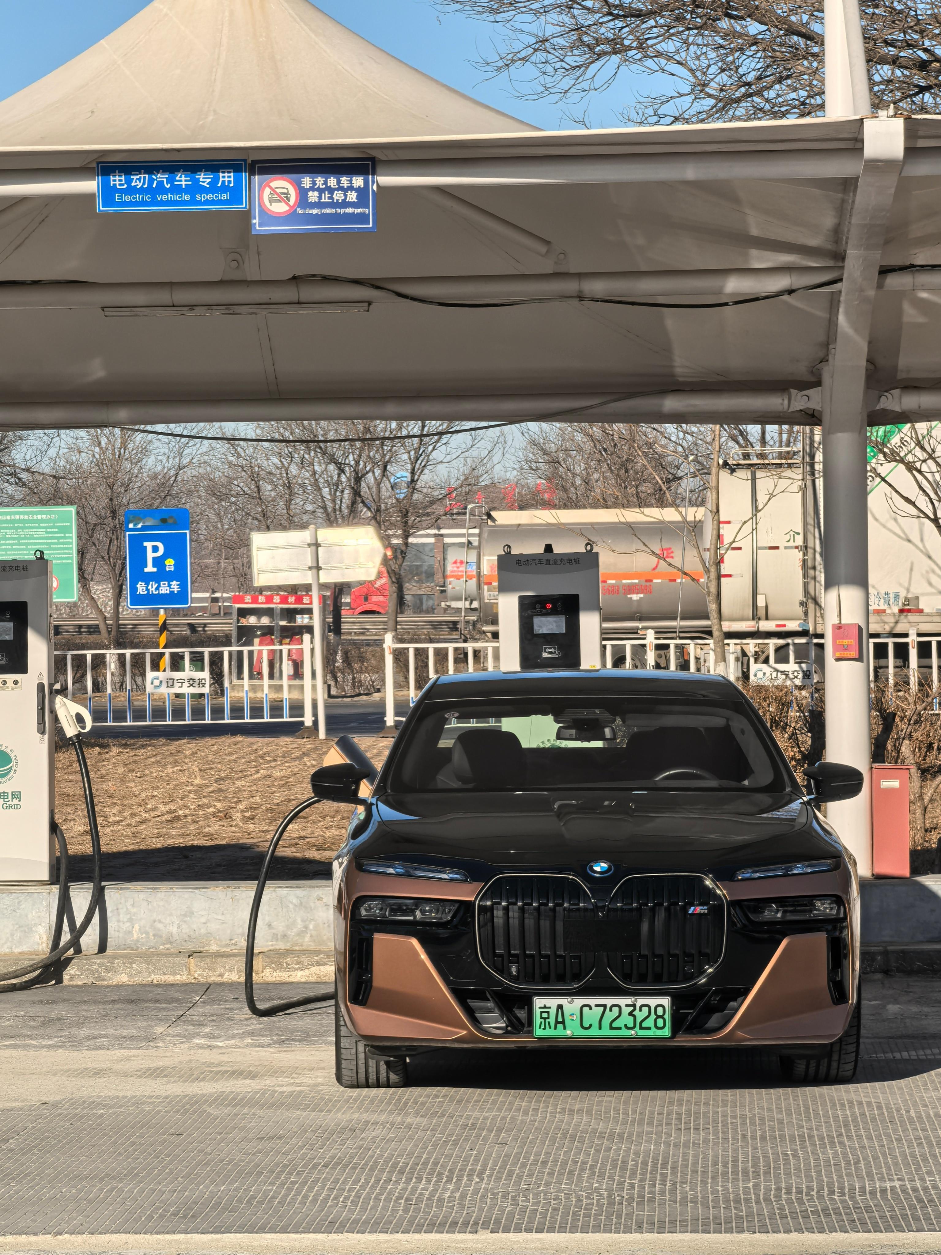 最近长期开这台i7M70L有一个特别直观的感受相比主流新势力它的充电速度没那么快