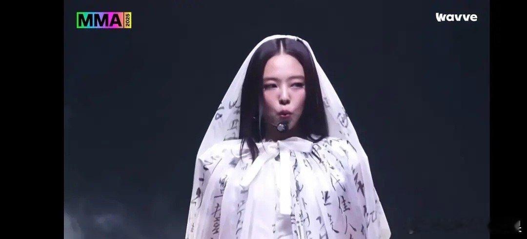Jennie身披汉字服饰 偷偷藏不住了Jennie 妈妈好美jennie舞台太a