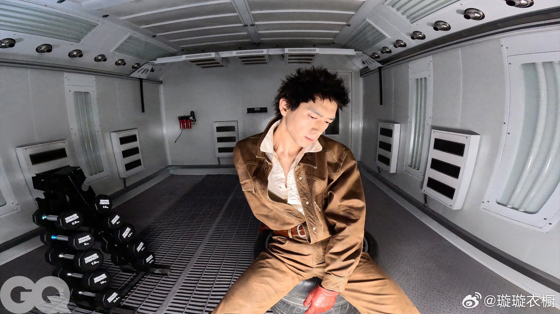 皮革夹克立领吞掉半张脸，金属网格地上躺着桀骜的影子。轮胎堆上的工装裤绷出力量线条