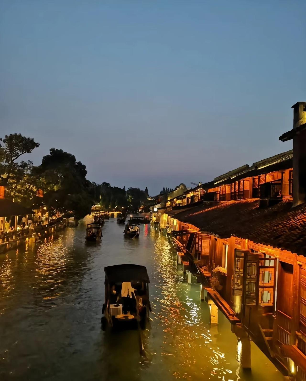 晒图笔记大赛暮色漫过水巷时，乌篷船载着灯火的碎影，慢悠悠划开乌镇的夜。两岸的木楼