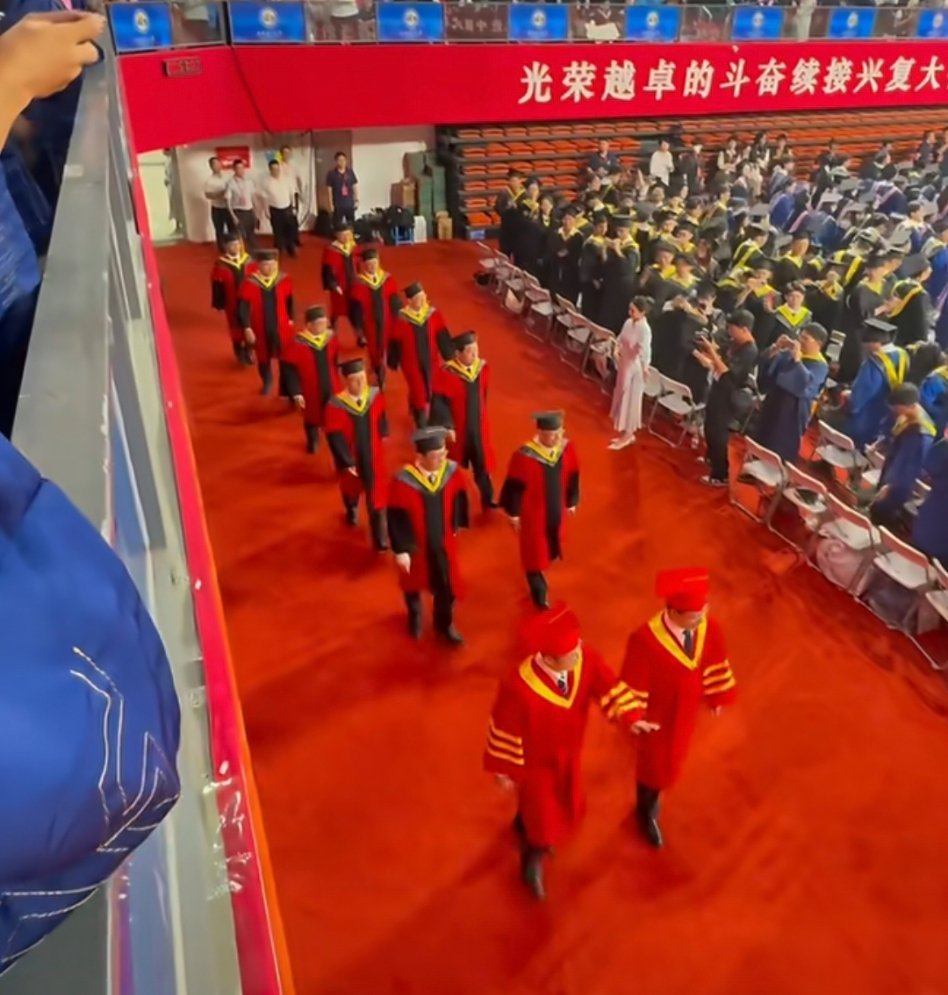 现在的毕业典礼跟签售会似的谁能想到毕业典礼酷似签售会，纸笔备好互相留字，人群簇拥