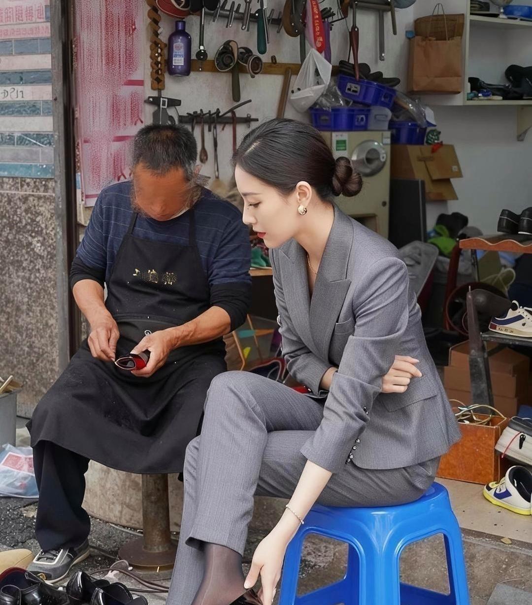 化得再精致的妆，那也是为了工作；脚下修补过的皮鞋，才是真实的生活。