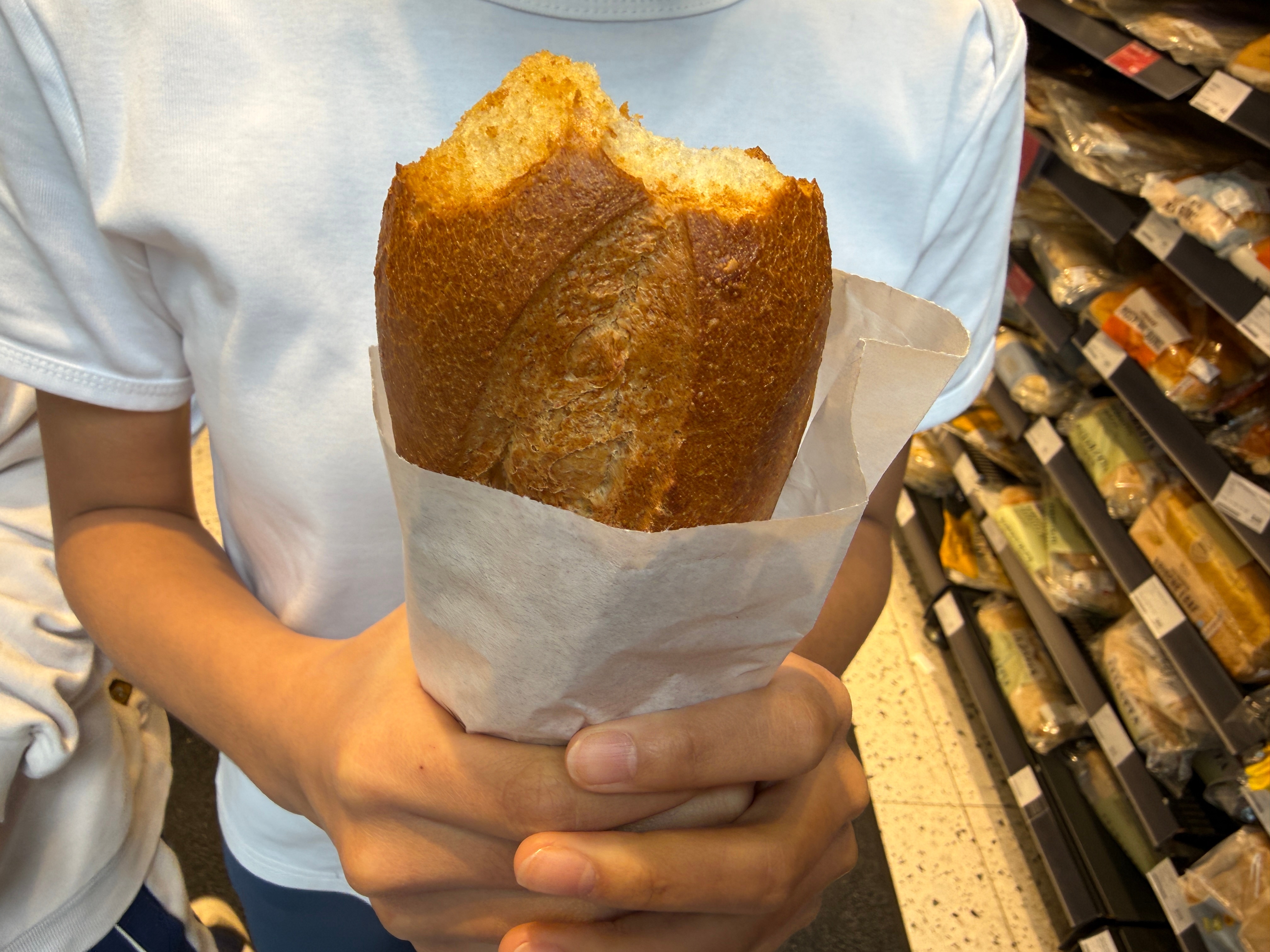 大娃就爱啃法棍🥖🥖  吃起来有点像陕西的白吉馍，所以可能是我亲生的😄二娃就