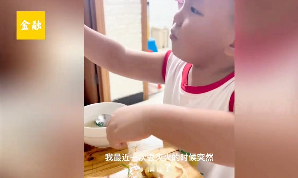浙江慈溪，一名3岁半的萌娃在吃饭时惊人地说：“我之前是个消防员，最近一次灭火时突