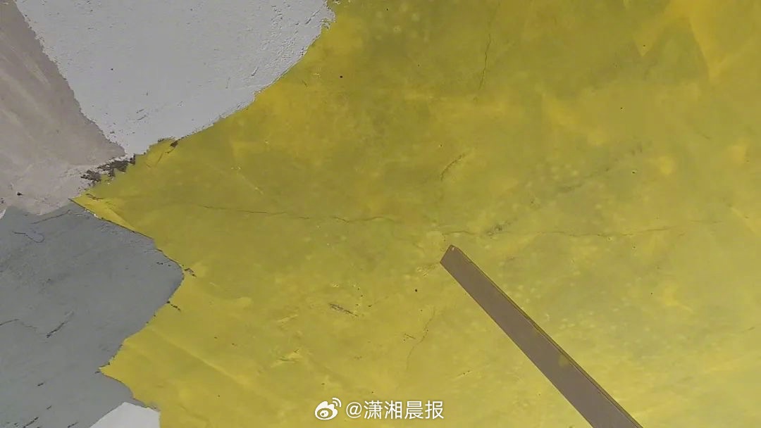 【#男子装修新房发现天花板有裂缝#，业主不满物业开发商修缮方案，#律师谈新房装修