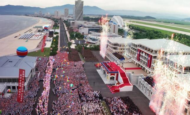 一夜之间，朝鲜战略核潜艇王炸亮相，预警机，驱逐舰，潜射导弹都有了！朝鲜等了30多